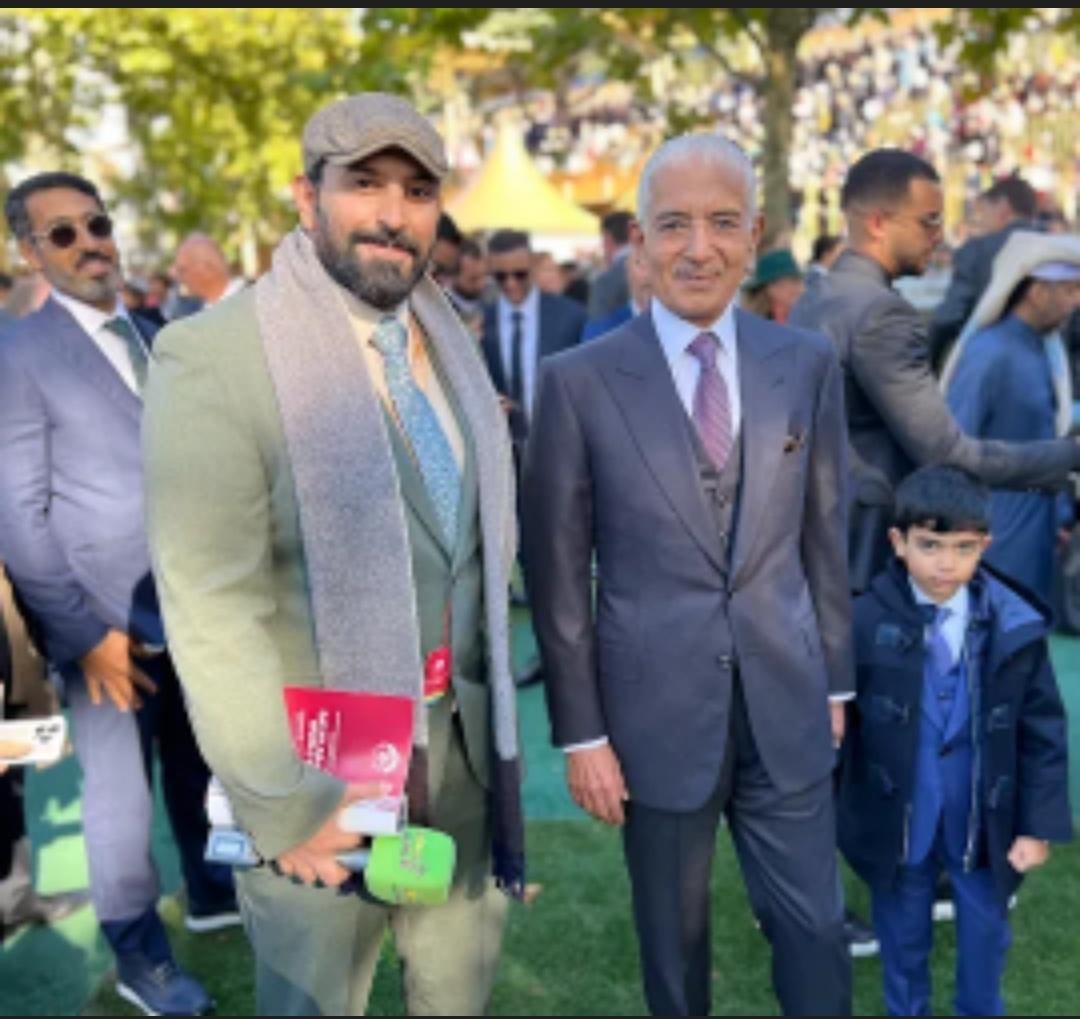 أحمد البدر مع ضيوف في فعالية دولية لسباقات الخيل