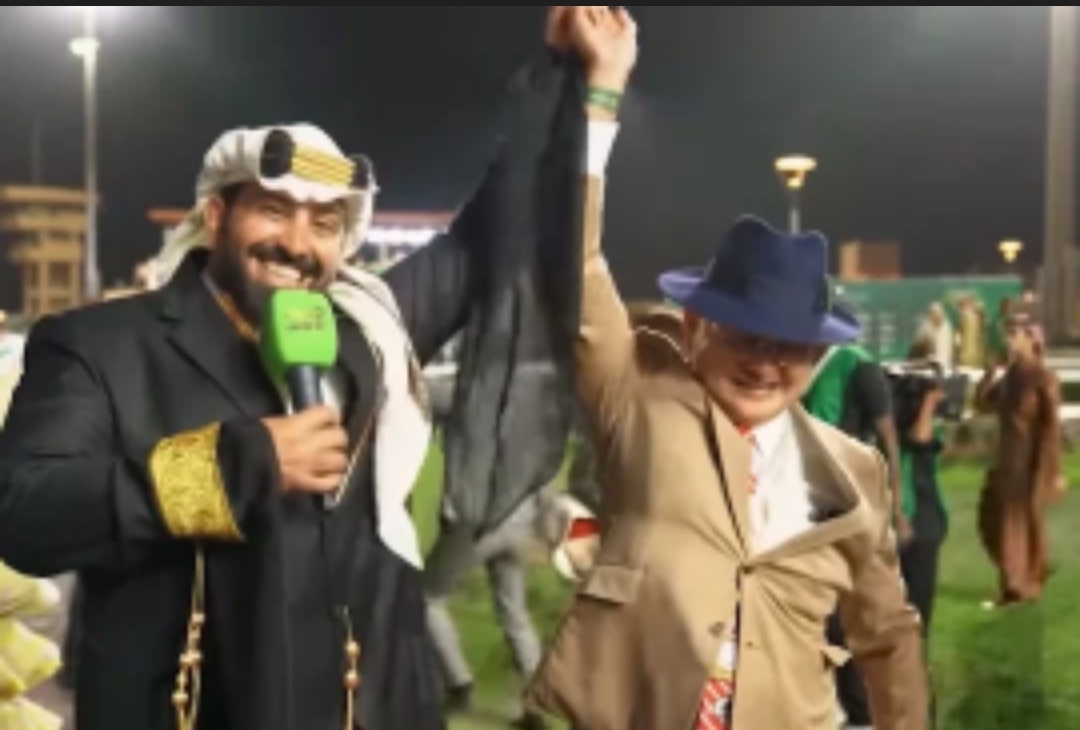 أحمد البدر يحتفل مع أحد ضيوف السباق